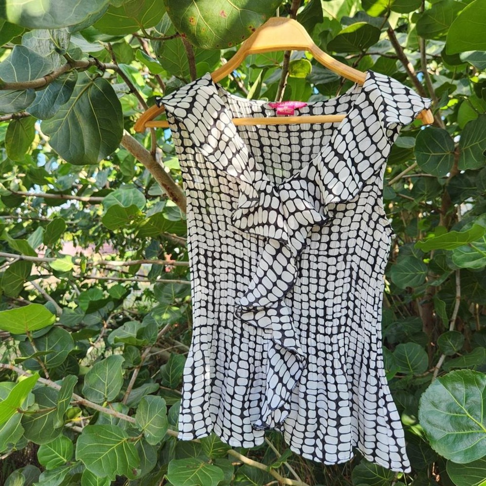 Gorgeous crumpled micro pleat look Y2K black and white blouse
